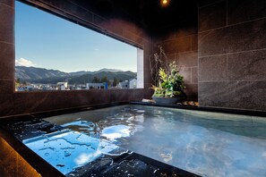 Bathtub dan shower terpisah dan bathtub besar