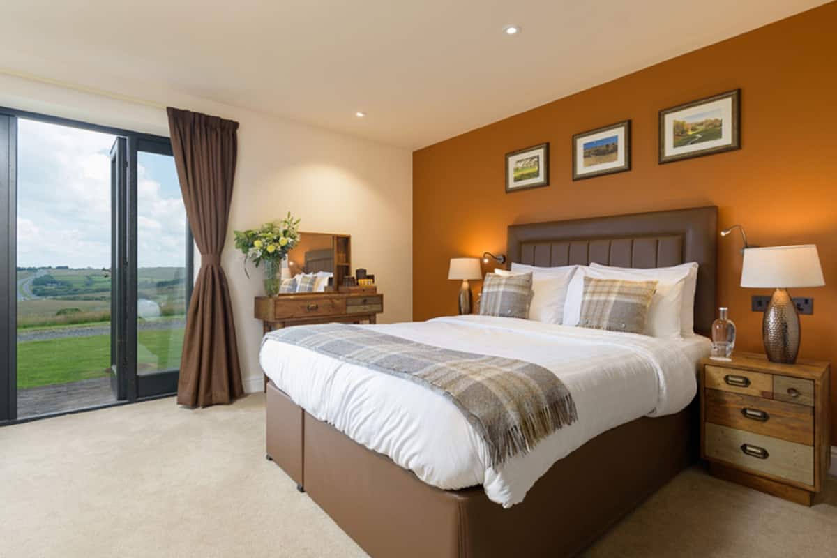 Deluxe Double Room | 1 bedroom, desk, blackout drapes, iron/ironing board