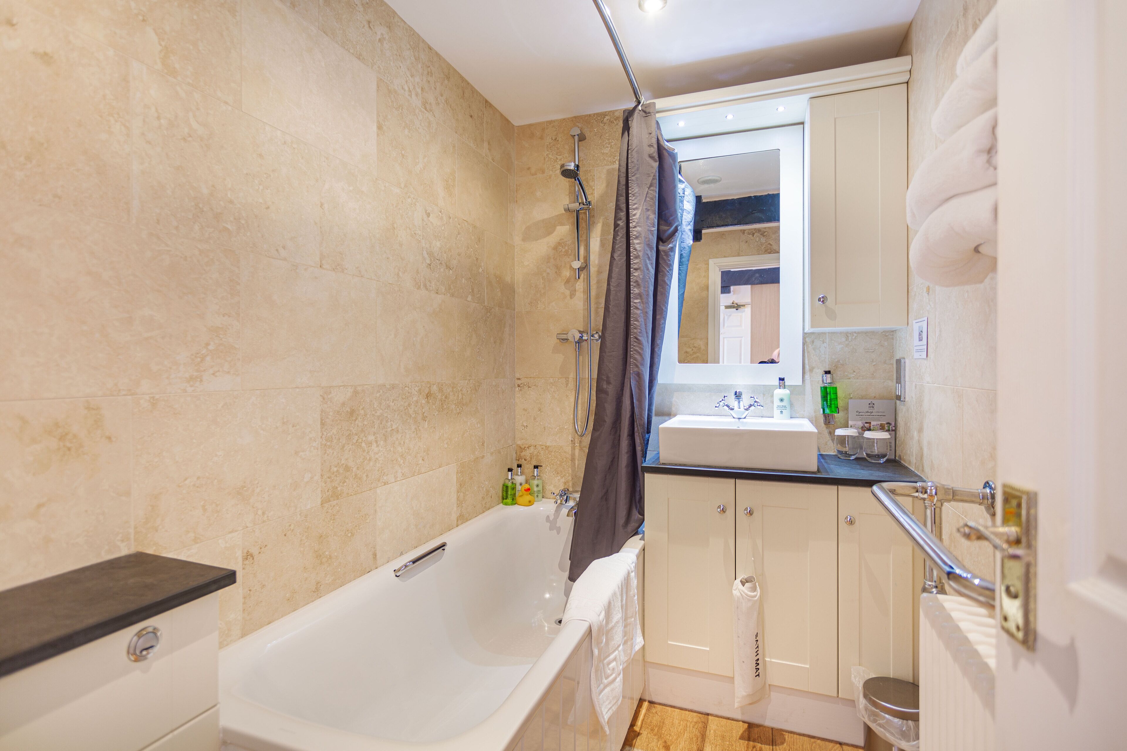 Un baño moderno con bañera, ducha y lavamanos.