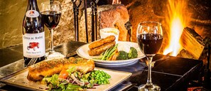 حيث تُقدم وجبات الإفطار، الغداء، العشاء، الأطباق البريطانية