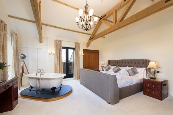 Suite – deluxe | Oppholdsområde | En 32-tommers Flatskjerm-TV med Parabol-TV samt TV