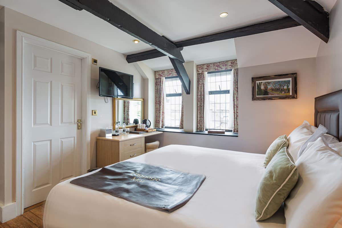 Superior Double Room | 1 bedroom, desk, blackout drapes, iron/ironing board