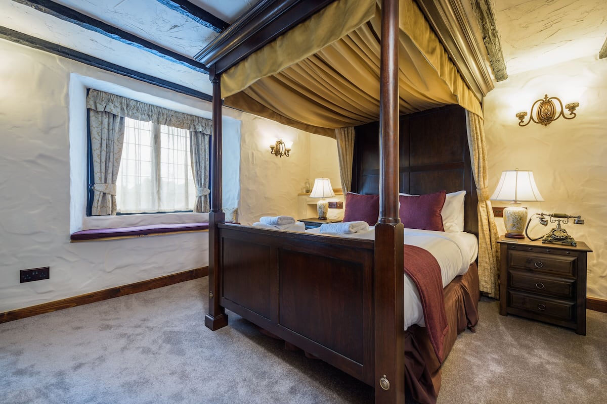 Deluxe Junior Four Poster Suite | 1 bedroom, desk, blackout drapes, iron/ironing board
