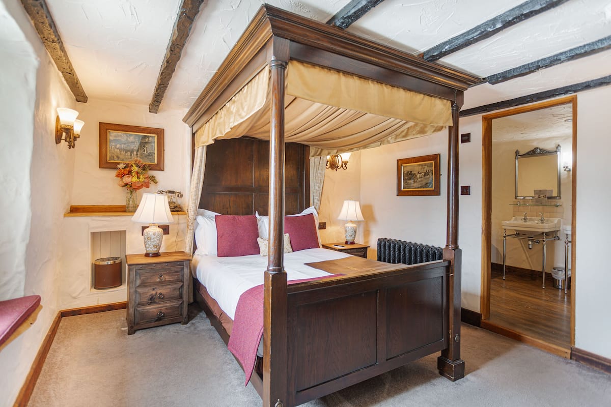 Deluxe Junior Four Poster Suite