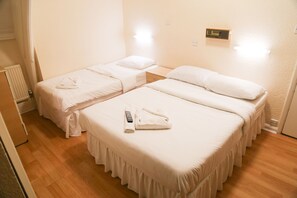Desk, iron/ironing board, free WiFi - Croft Hotel (Leicester)