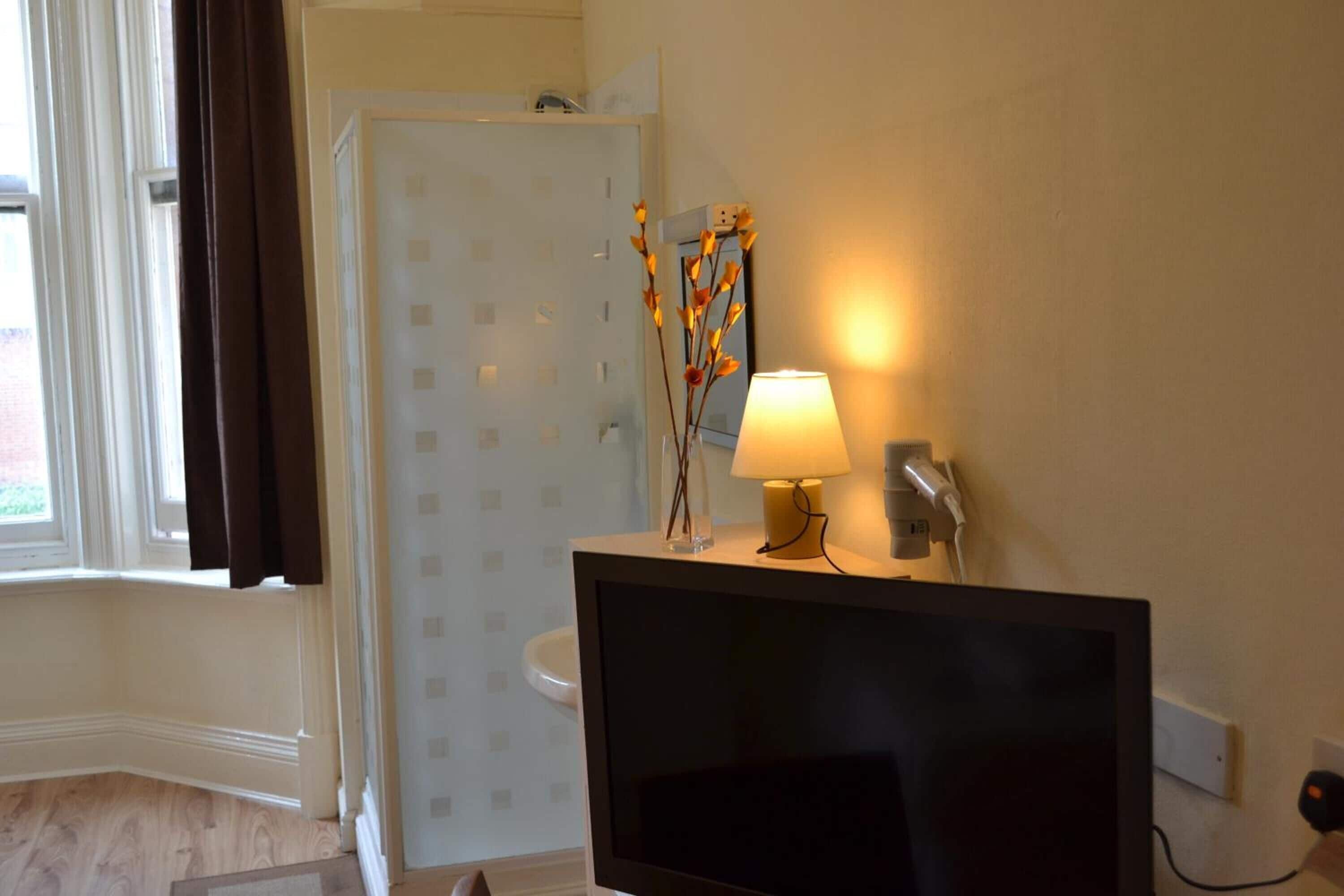 Bàn, bàn ủi/dụng cụ ủi quần áo, truy cập Internet không dây miễn phí 