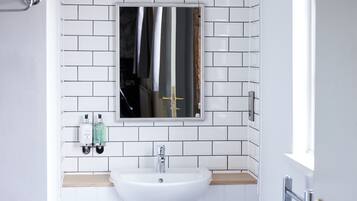 Standard Double Room | Bathroom