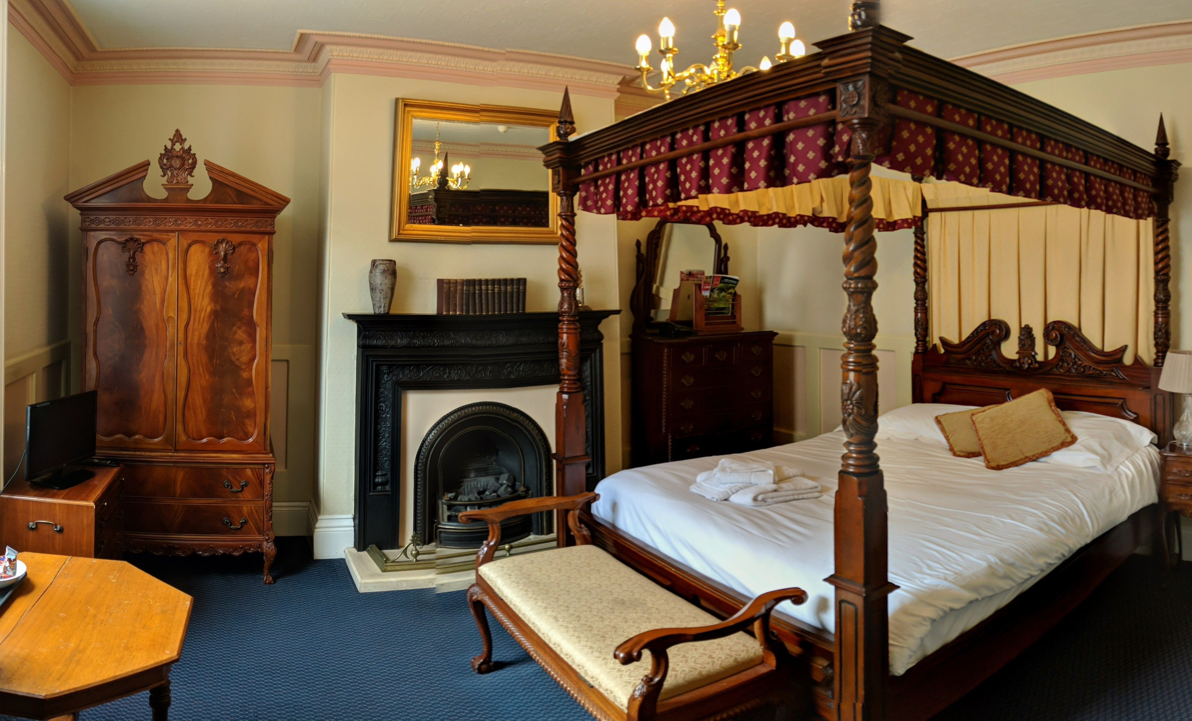 Phòng đôi Superior (Four Poster Bed) | Bộ trải giường 