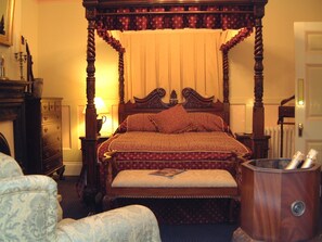 Phòng đôi, phòng tắm dùng chung ( Four-Poster Bed) | Bộ trải giường 