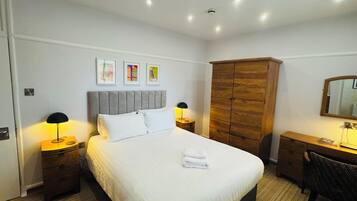 Habitació doble estàndard | Escriptori, planxa i posts de planxar, wifi gratuïta i roba de llit
