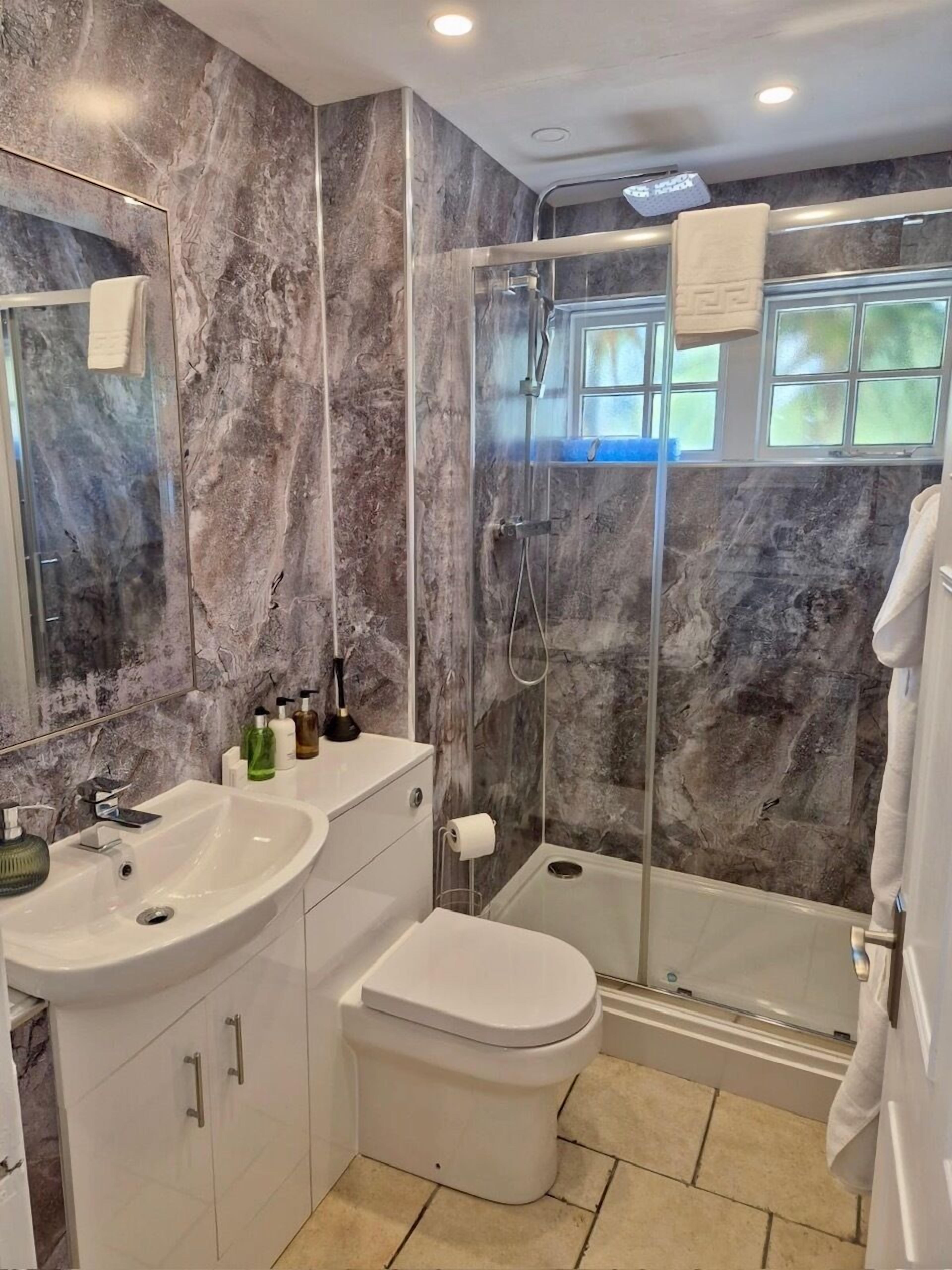 family apartment | bathroom | free toiletries, hair dryer, towels, shampoo