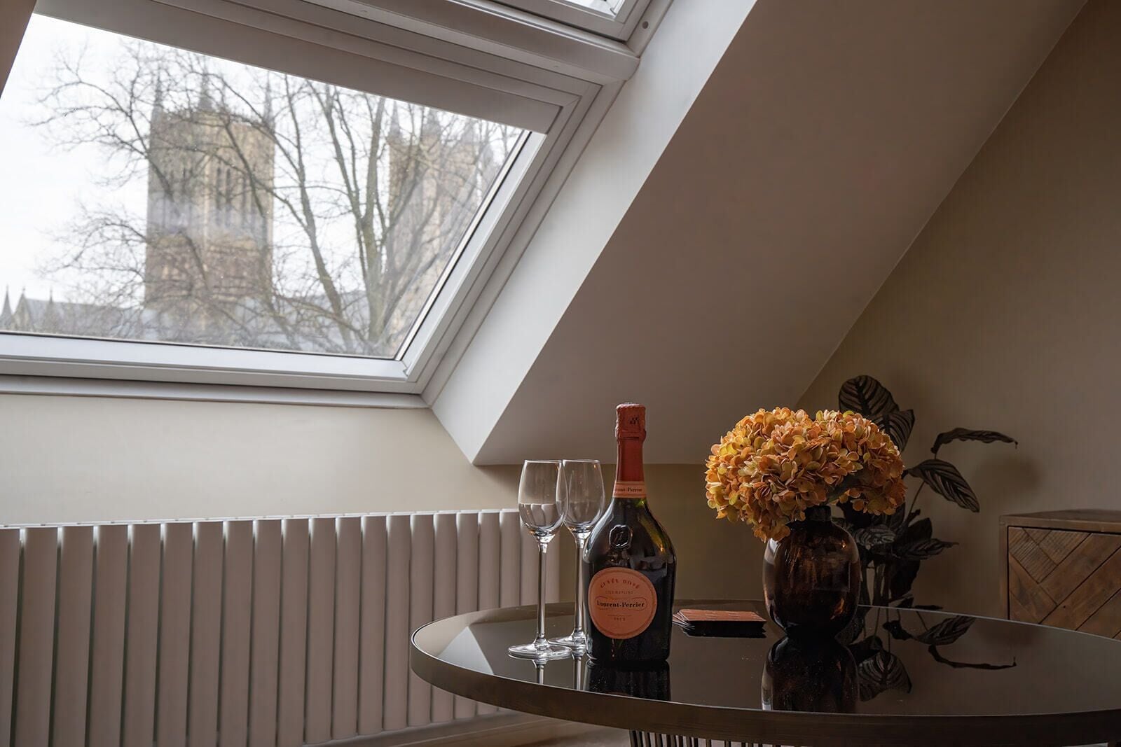 奢華開放式套房 | 起居區 | 36-吋平面電視、有線頻道、串流服務