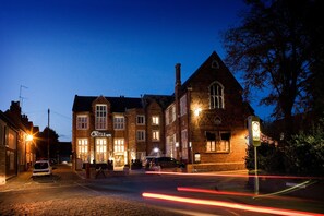 住宿正面 (夜晚)