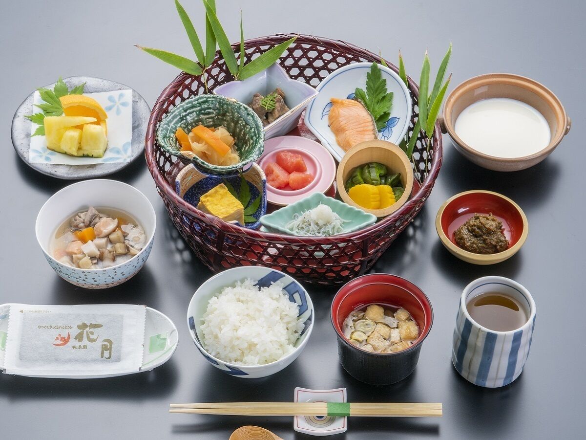 Presentació tradicional d'un àpat japonès, amb diversos plats i utensilis.