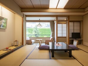 傳統客房 (Japanese-style, With Breakfast) | 起居區 | 平面電視