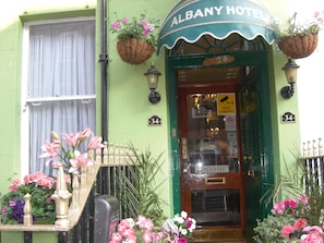 Façana frontal de l'allotjament