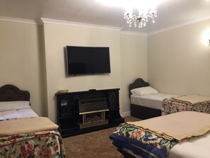 Suite familiar, baño en la habitación | Artículos del minibar gratis y tabla de planchar con plancha