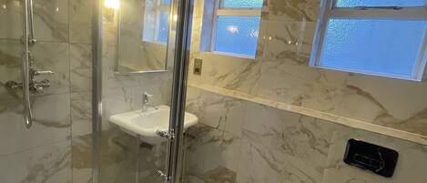 Combined shower/tub, hair dryer, towels
