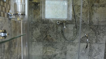Chambre Triple | Salle de bain | Douche, sèche-cheveux, serviettes fournies