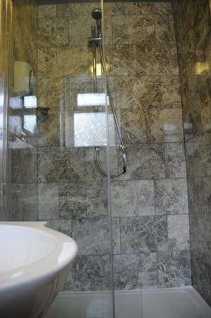 Triple Room | Bathroom | Shower, hair dryer, towels - Cricklewood Lodge Hotel (London)