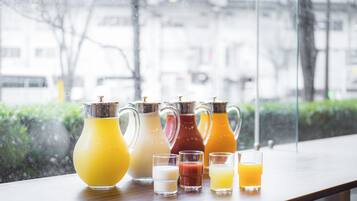 بوفيه فطور يوميًا بتكلفة قدرها (2530 JPY للشخص)