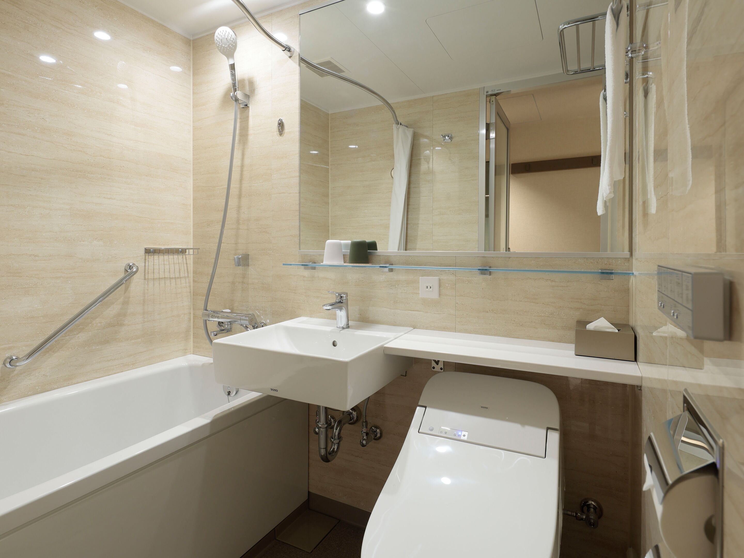 Une salle de bain moderne avec une baignoire, un lavabo et une douche.