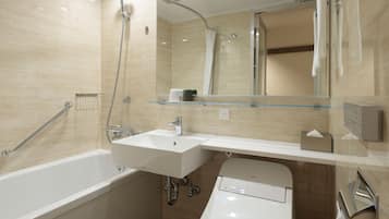 Une salle de bain moderne avec une baignoire, un lavabo et une douche.