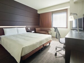 In-room safe, desk, blackout curtains, iron/ironing board - Mitsui Garden Hotel Okayama (Okayama)