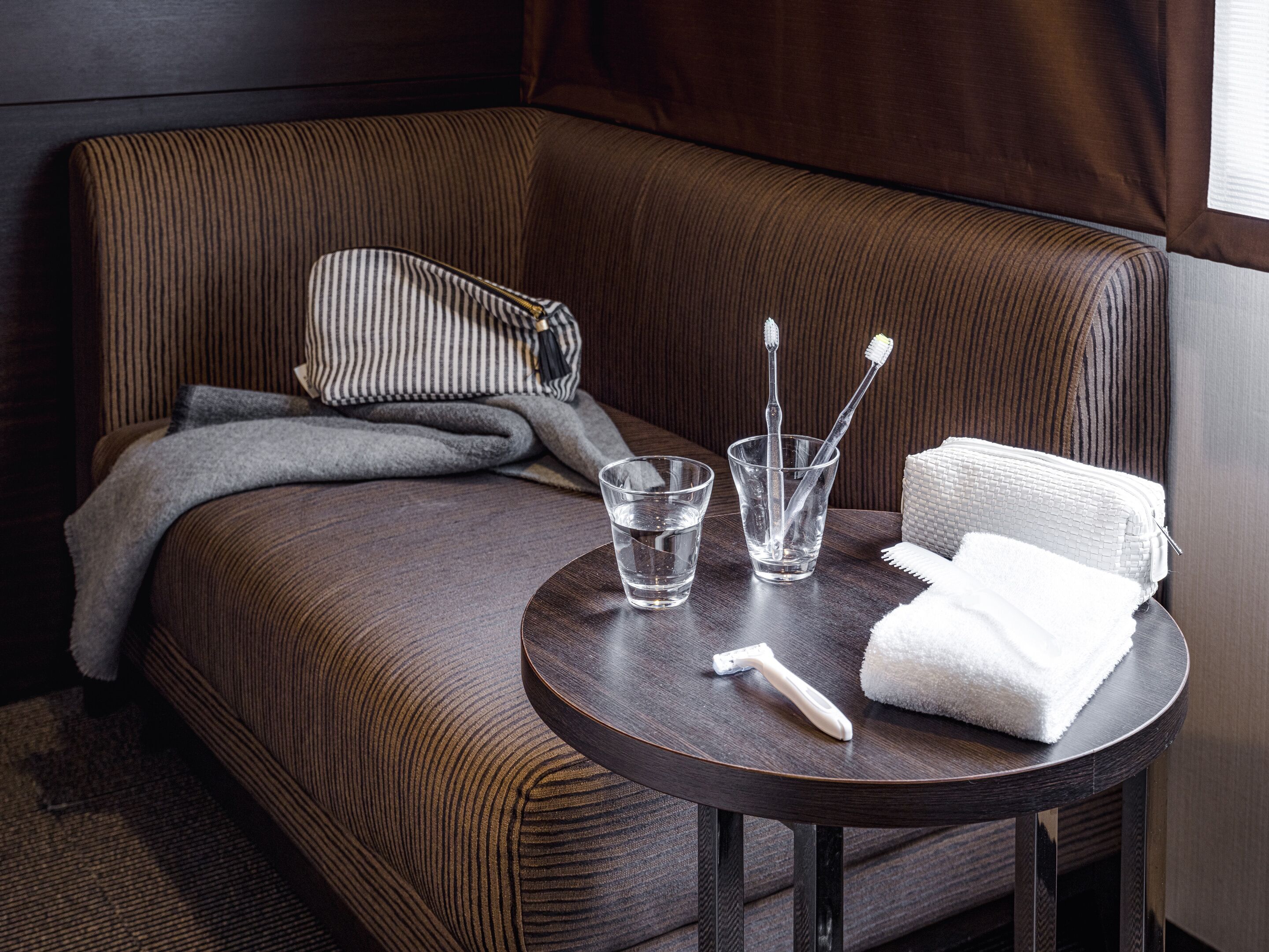 moderate queen room, non smoking | in-room safe, desk, blackout curtains, iron/ironing board