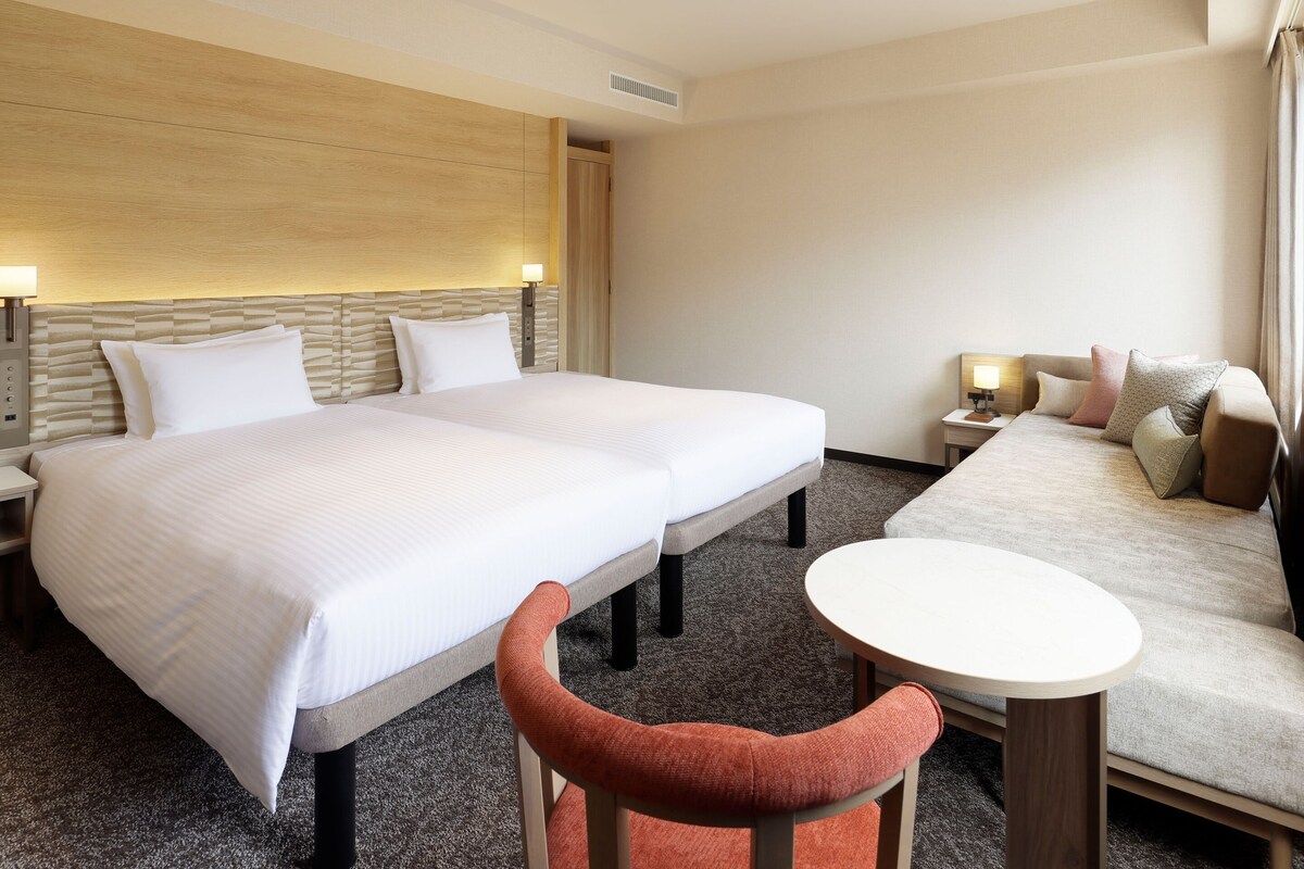 Superior Twin Room, Non Smoking | Peti besi dalam bilik, meja, langsir/tirai gelap terus 