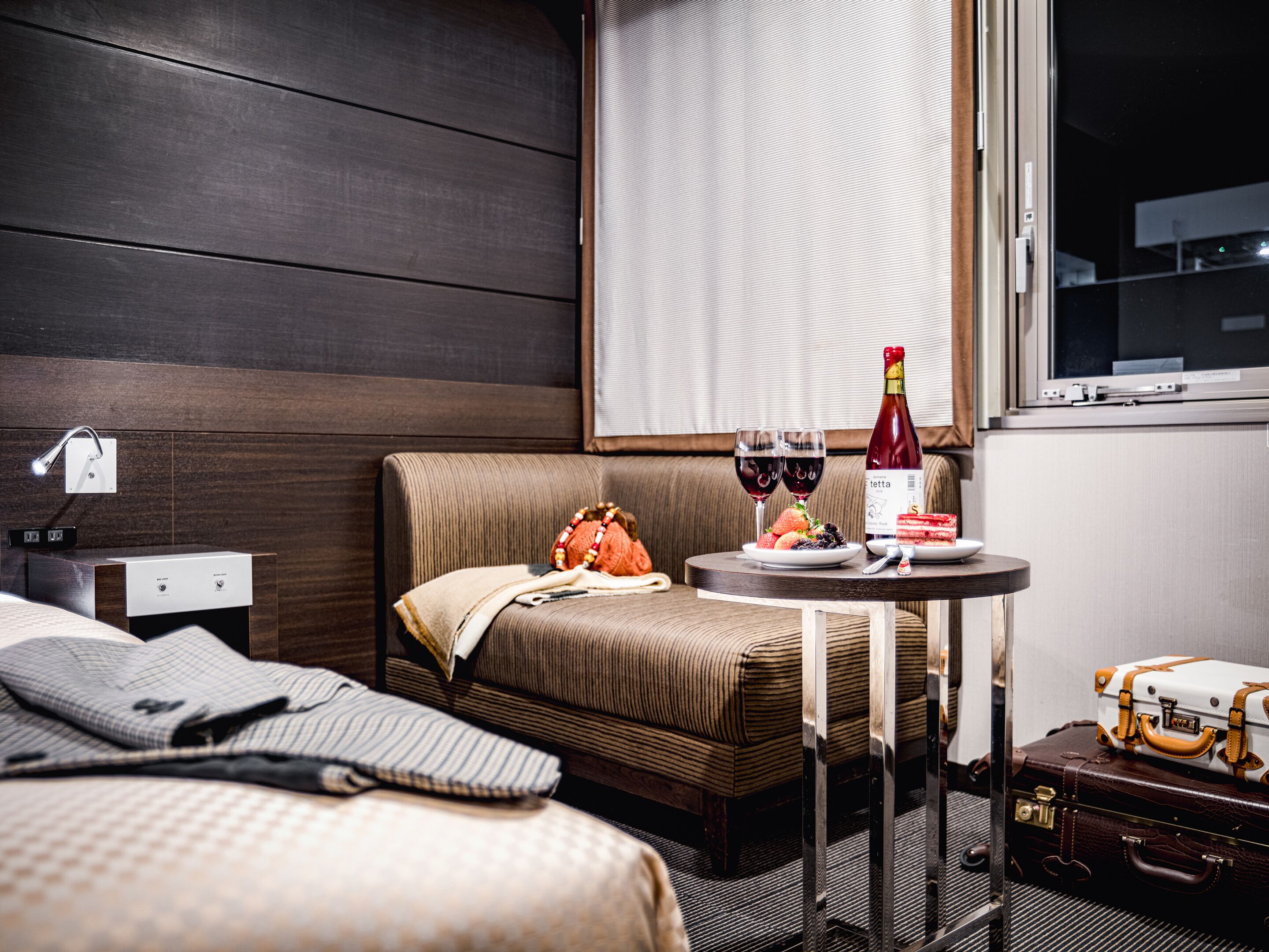 moderate queen room, non smoking | in-room safe, desk, blackout curtains, iron/ironing board