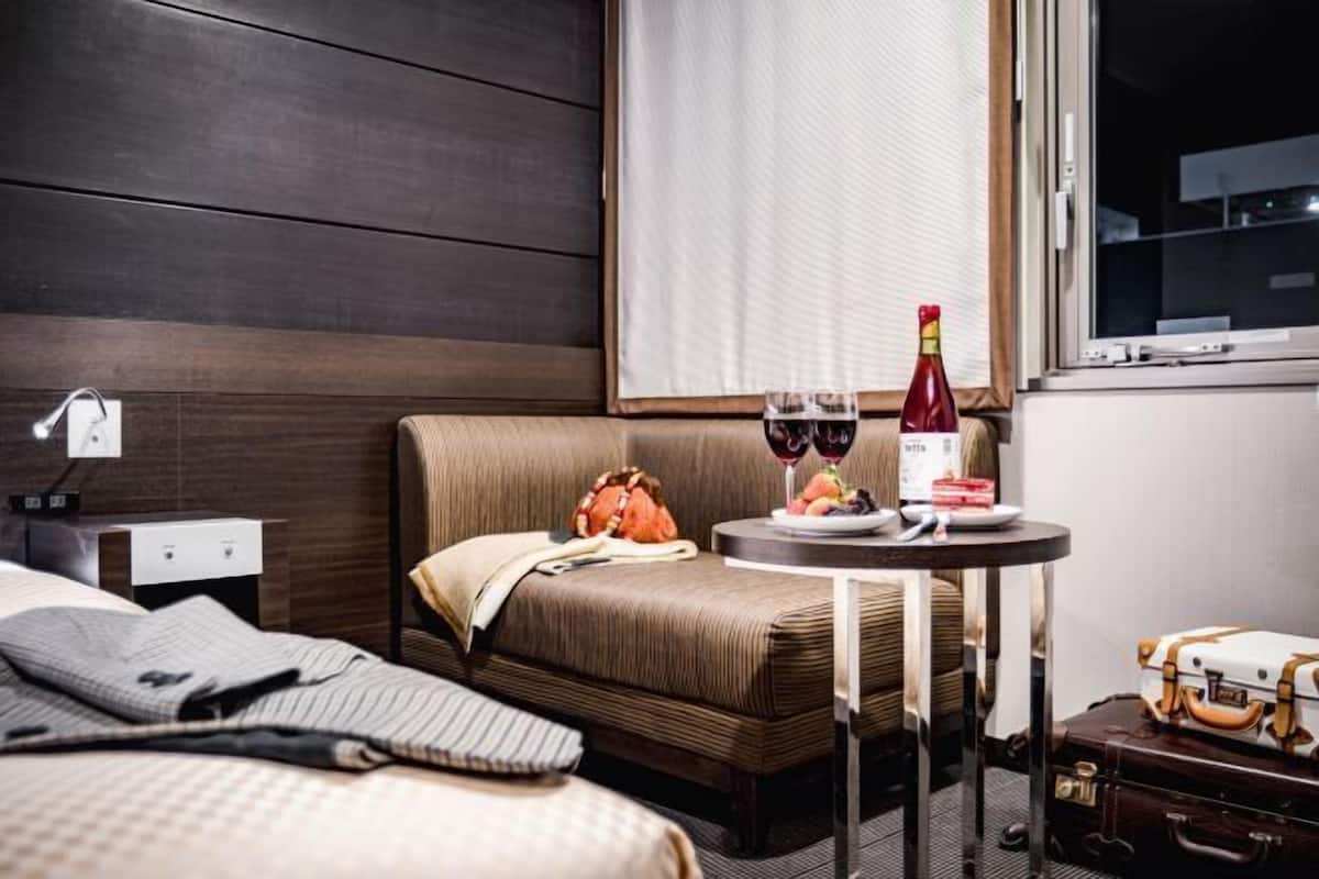 1 bedroom, in-room safe, desk, blackout drapes