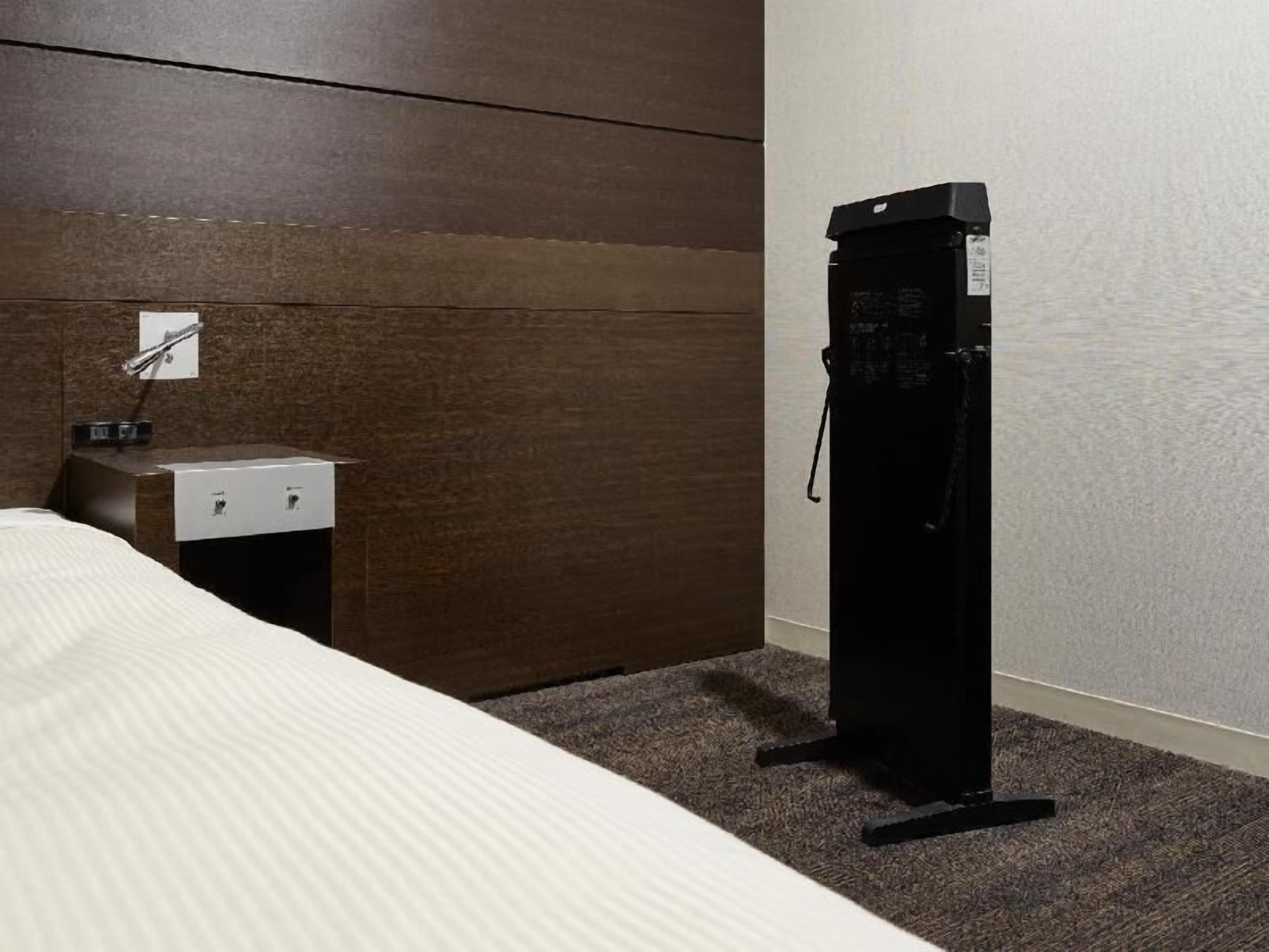 Peti besi dalam bilik, meja, langsir/tirai gelap terus 