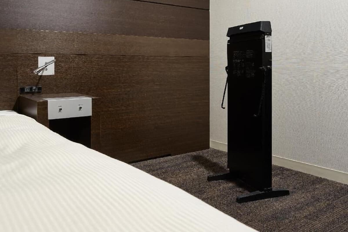 Peti besi dalam bilik, meja, langsir/tirai gelap terus