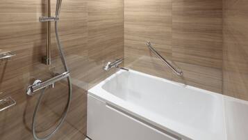 Douche, articles de toilette gratuits, sèche-cheveux, chaussons