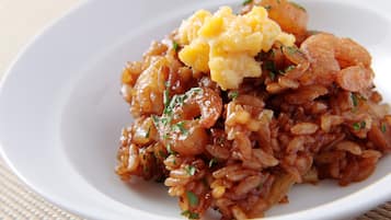 بوفيه فطور يوميًا بتكلفة قدرها (2530 JPY للشخص)