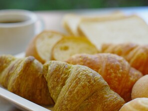 Een bord croissants en sneetjes brood.