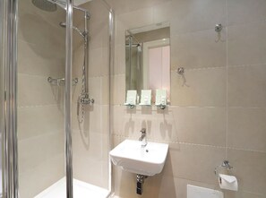 Dusche, kostenlose Toilettenartikel, Handtücher, Seife