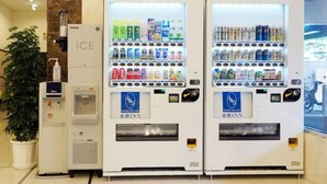 Two vending machines with a variety of beverages and a water dispenser. - Toyoko Inn Hokkaido Asahikawa-eki Higashi-guchi (HOKKAIDO)