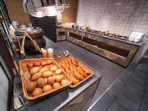 Zona de buffet con pan y bollería.