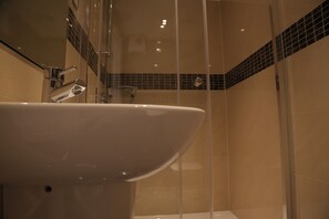 Club Double Room | Bathroom | Hair dryer, towels - Astors Belgravia (London)