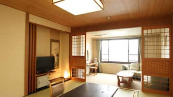 Ropa de cama de alta calidad y caja de seguridad en la habitación