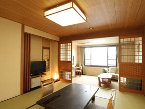 Luxe beddengoed, een kluis op de kamer, een bureau