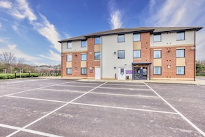 A multi-story hotel with a parking lot in front. - Premier Inn London Beckton (London)