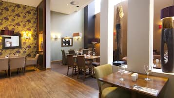 Menyajikan masakan internasional