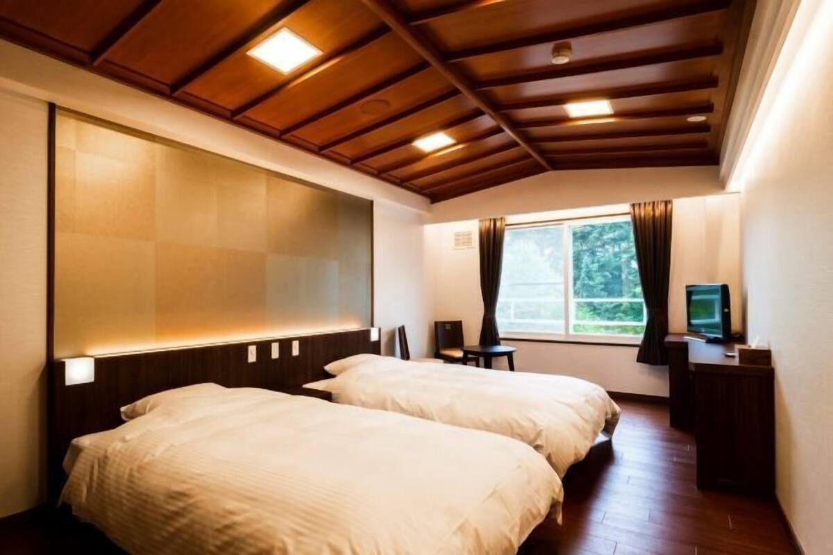 Premium bedding, in-room safe, free WiFi
