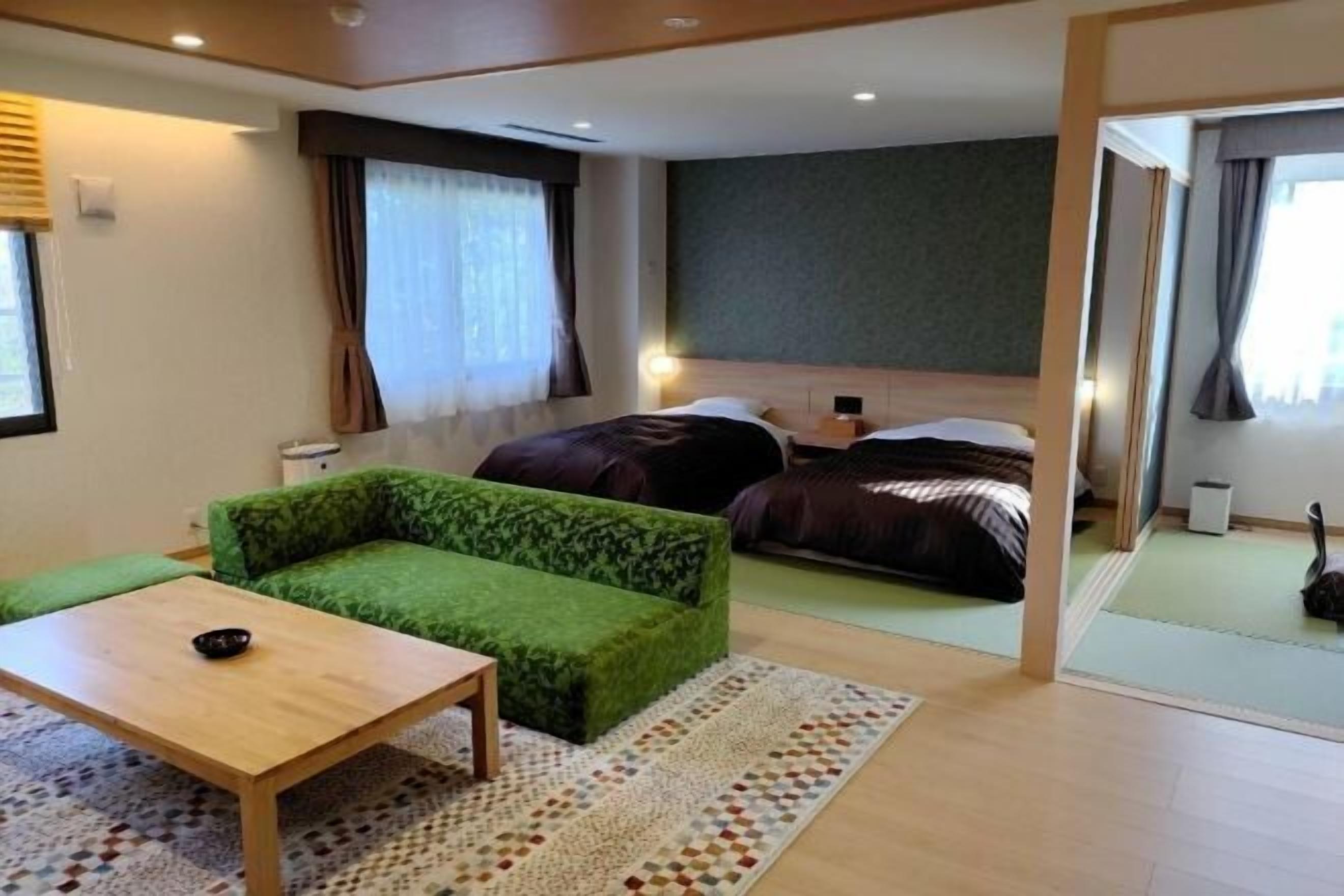 Ropa de cama de alta calidad y caja de seguridad en la habitación 