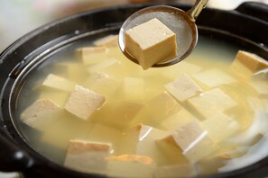 Tofu cubes in a clear broth. - Hotel Daiheigen (Otofuke)