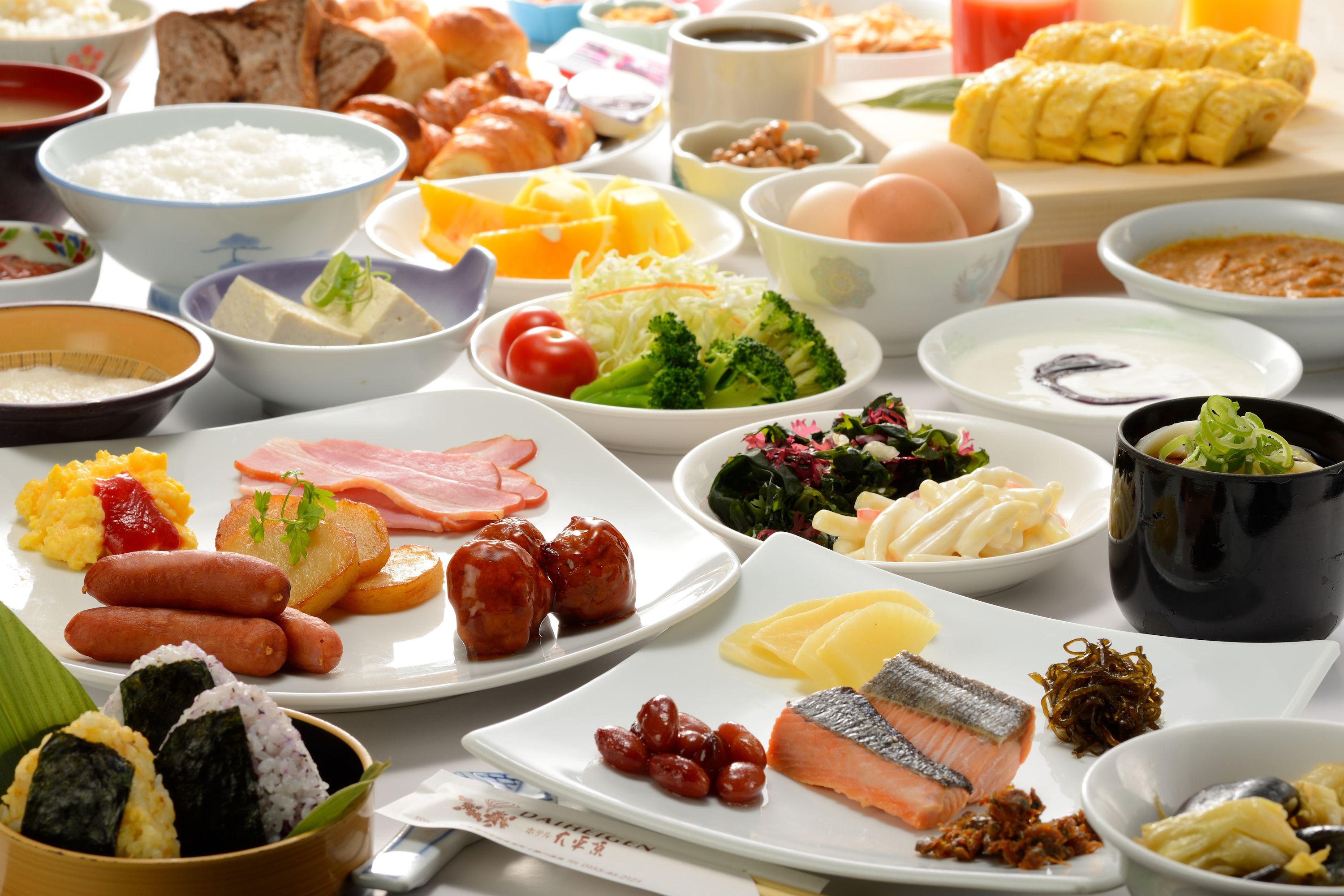 朝食 (ビュッフェ)、毎日提供 (1 名様 1650 JPY)