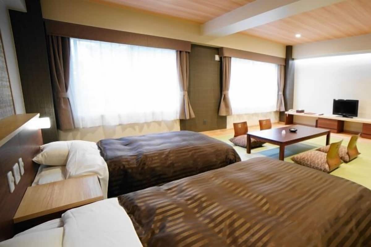 Premium bedding, in-room safe, free WiFi